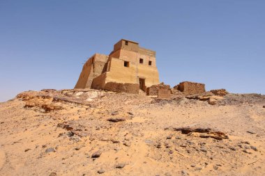 Yaşlı Dongola - eski Sudan 'daki terk edilmiş Makuria Hristiyan devletinde taht salonu olarak bilinir.                               