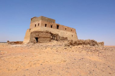 Yaşlı Dongola - eski Sudan 'daki terk edilmiş Makuria Hristiyan devletinde taht salonu olarak bilinir.                               