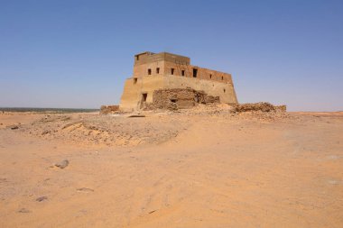 Yaşlı Dongola - eski Sudan 'daki terk edilmiş Makuria Hristiyan devletinde taht salonu olarak bilinir.                               