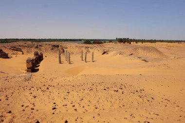    Old Dongola - Eski Sudan 'daki terk edilmiş Makuria Hristiyan Eyaletindeki Granit Sütunlar Kilisesi                            