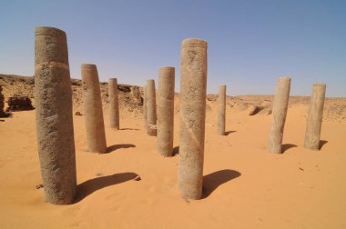   Old Dongola - Eski Sudan 'daki terk edilmiş Makuria Hristiyan Eyaletindeki Granit Sütunlar Kilisesi                            
