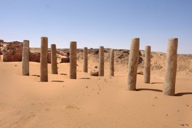    Old Dongola - Eski Sudan 'daki terk edilmiş Makuria Hristiyan Eyaletindeki Granit Sütunlar Kilisesi                            