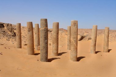    Old Dongola - Eski Sudan 'daki terk edilmiş Makuria Hristiyan Eyaletindeki Granit Sütunlar Kilisesi                            
