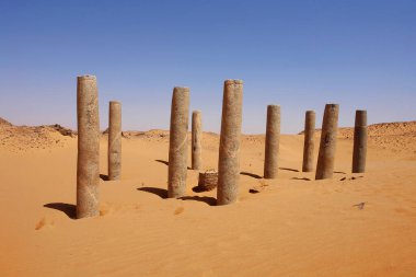    Old Dongola - Eski Sudan 'daki terk edilmiş Makuria Hristiyan Eyaletindeki Granit Sütunlar Kilisesi                            