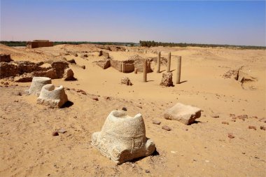    Old Dongola - Eski Sudan 'daki terk edilmiş Makuria Hristiyan Eyaletindeki Granit Sütunlar Kilisesi                            
