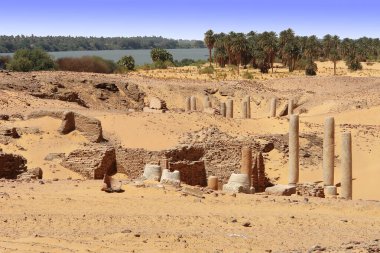    Old Dongola - Eski Sudan 'daki terk edilmiş Makuria Hristiyan Eyaletindeki Granit Sütunlar Kilisesi                            