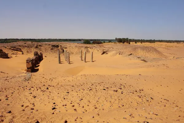    Old Dongola - Eski Sudan 'daki terk edilmiş Makuria Hristiyan Eyaletindeki Granit Sütunlar Kilisesi                            