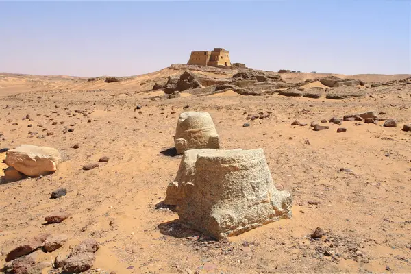    Old Dongola - Eski Sudan 'daki terk edilmiş Makuria Hristiyan Eyaletindeki Granit Sütunlar Kilisesi                            