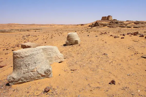    Old Dongola - Eski Sudan 'daki terk edilmiş Makuria Hristiyan Eyaletindeki Granit Sütunlar Kilisesi                            