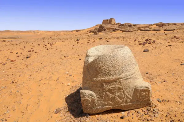    Old Dongola - Eski Sudan 'daki terk edilmiş Makuria Hristiyan Eyaletindeki Granit Sütunlar Kilisesi                            