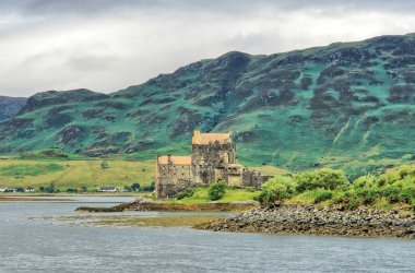    İskoçya 'daki Eilean Donan Kalesi                            