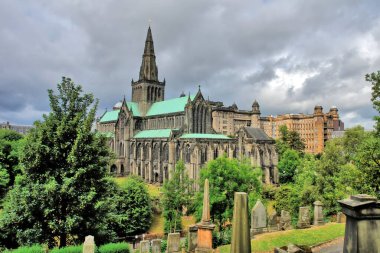    Glasgow 'daki Aziz Mungo Katedrali' nin Glasgow Katedrali İskoçya 'daki nekropolis tepesinden görüldü.                            