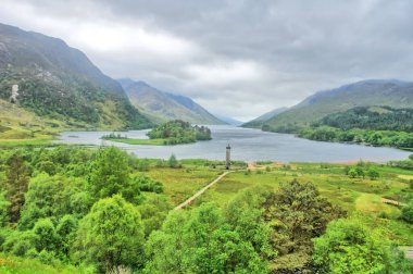 Glenfinnan - İskoçya 'nın Highlands bölgesi Glenfinnan Monumen ile Shiel Gölü' nün başında. 