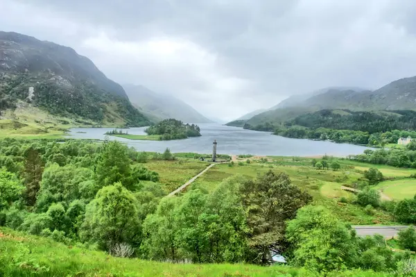 Glenfinnan - İskoçya 'nın Highlands bölgesi Glenfinnan Monumen ile Shiel Gölü' nün başında. 