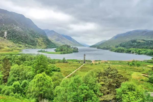 Glenfinnan - İskoçya 'nın Highlands bölgesi Glenfinnan Monumen ile Shiel Gölü' nün başında. 