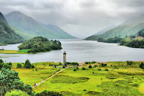 Glenfinnan - İskoçya 'nın Highlands bölgesi Glenfinnan Monumen ile Shiel Gölü' nün başında. 