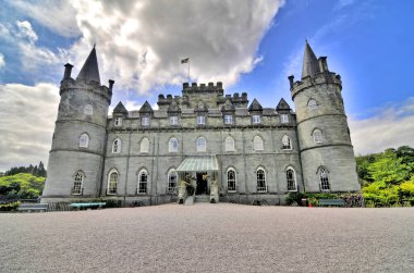 Inveraray Şatosu - Batı İskoçya 'da Argyll eyaletinde Inveraray yakınlarında bir kır evi..