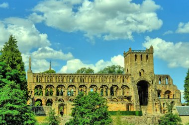 Jedburgh Abbey, İskoçya 'nın Jedburgh şehrinde bulunan harabe bir Augustinian manastırı.