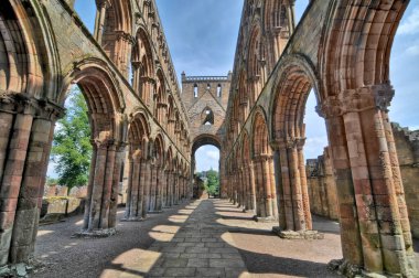 Jedburgh Abbey, İskoçya 'nın Jedburgh şehrinde bulunan harabe bir Augustinian manastırı.