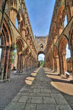 Jedburgh Abbey, İskoçya 'nın Jedburgh şehrinde bulunan harabe bir Augustinian manastırı.