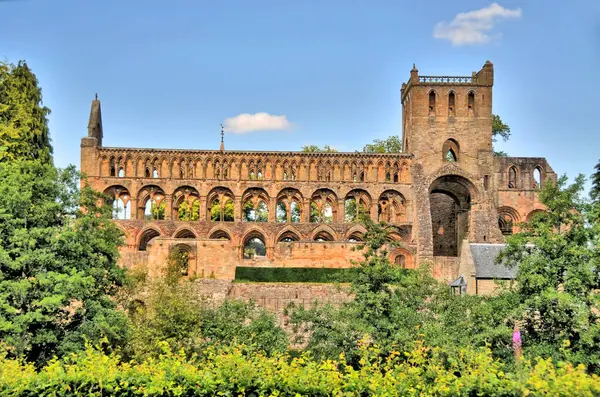 Jedburgh Abbey, İskoçya 'nın Jedburgh şehrinde bulunan harabe bir Augustinian manastırı.