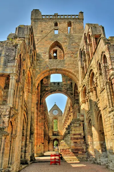Jedburgh Abbey, İskoçya 'nın Jedburgh şehrinde bulunan harabe bir Augustinian manastırı.