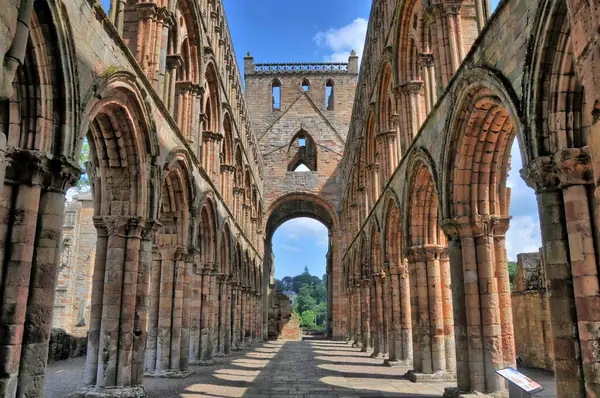 Jedburgh Abbey, İskoçya 'nın Jedburgh şehrinde bulunan harabe bir Augustinian manastırı.