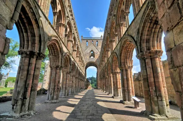 Jedburgh Abbey, İskoçya 'nın Jedburgh şehrinde bulunan harabe bir Augustinian manastırı.