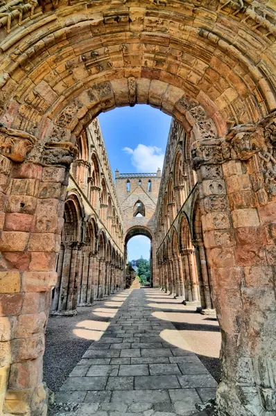 Jedburgh Abbey, İskoçya 'nın Jedburgh şehrinde bulunan harabe bir Augustinian manastırı.