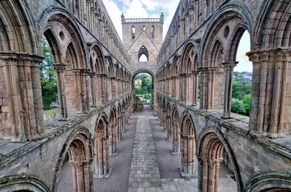 Jedburgh Abbey, İskoçya 'nın Jedburgh şehrinde bulunan harabe bir Augustinian manastırı.