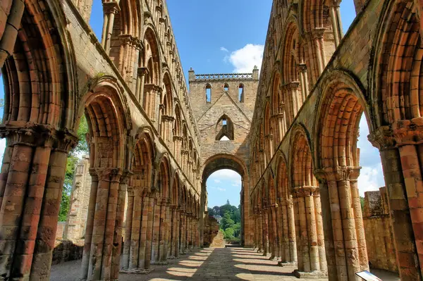 Jedburgh Abbey, İskoçya 'nın Jedburgh şehrinde bulunan harabe bir Augustinian manastırı.