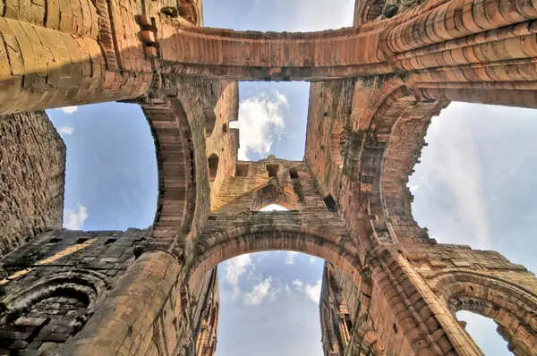 Jedburgh Abbey, İskoçya 'nın Jedburgh şehrinde bulunan harabe bir Augustinian manastırı.