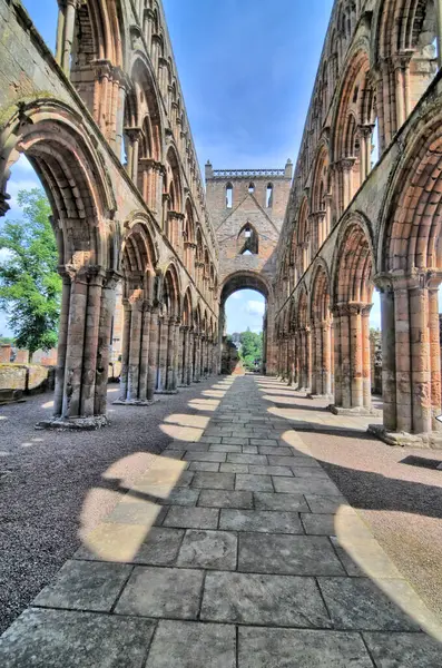 Jedburgh Abbey, İskoçya 'nın Jedburgh şehrinde bulunan harabe bir Augustinian manastırı.