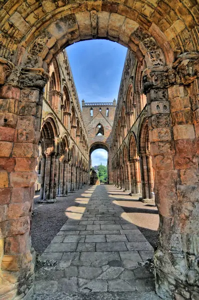 Jedburgh Abbey, İskoçya 'nın Jedburgh şehrinde bulunan harabe bir Augustinian manastırı.