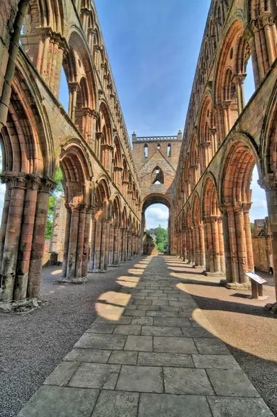 Jedburgh Abbey, İskoçya 'nın Jedburgh şehrinde bulunan harabe bir Augustinian manastırı.