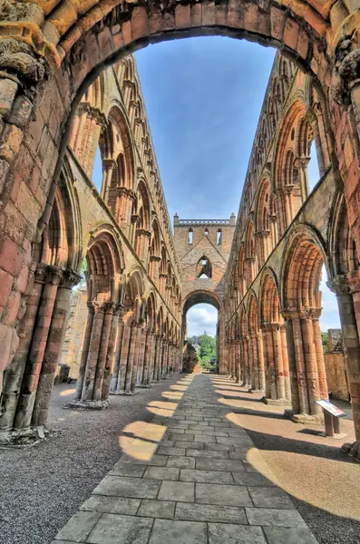 Jedburgh Abbey, İskoçya 'nın Jedburgh şehrinde bulunan harabe bir Augustinian manastırı.