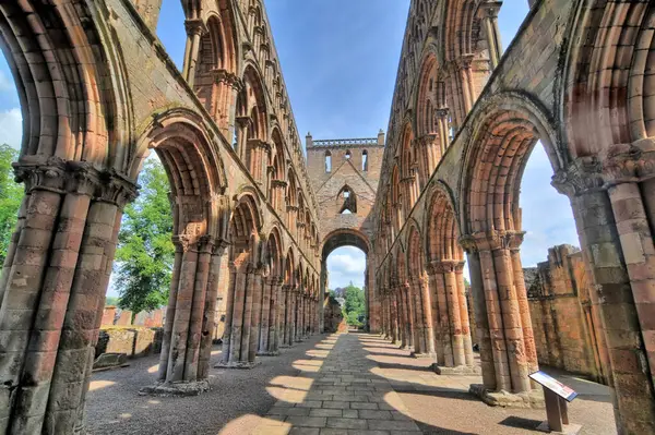 Jedburgh Abbey, İskoçya 'nın Jedburgh şehrinde bulunan harabe bir Augustinian manastırı.