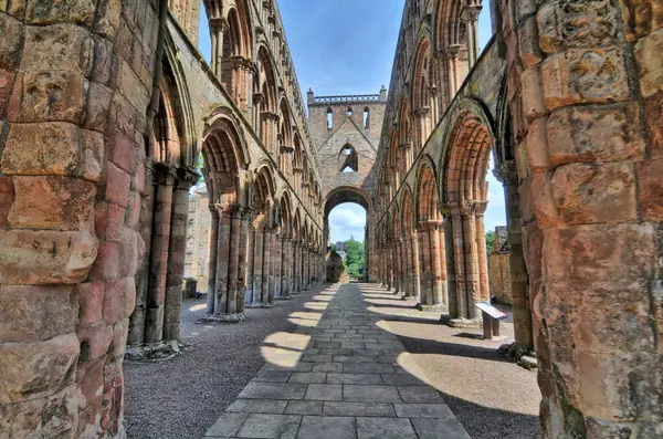 Jedburgh Abbey, İskoçya 'nın Jedburgh şehrinde bulunan harabe bir Augustinian manastırı.