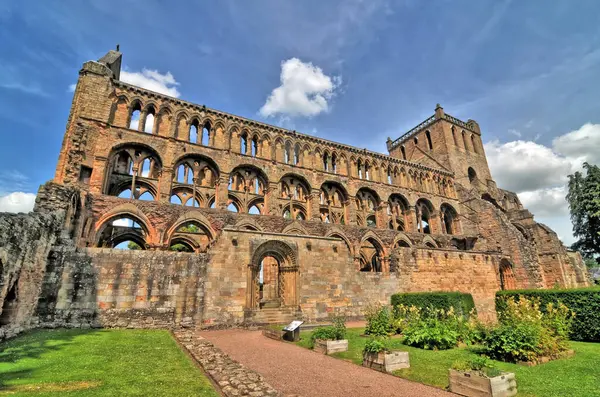 Jedburgh Abbey, İskoçya 'nın Jedburgh şehrinde bulunan harabe bir Augustinian manastırı.