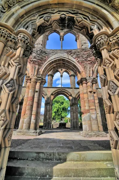 Jedburgh Abbey, İskoçya 'nın Jedburgh şehrinde bulunan harabe bir Augustinian manastırı.
