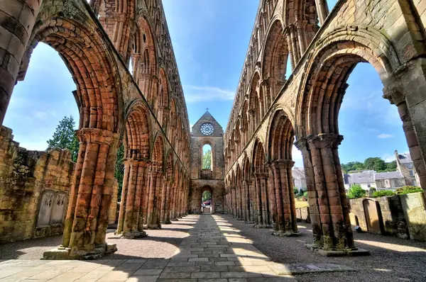Jedburgh Abbey, İskoçya 'nın Jedburgh şehrinde bulunan harabe bir Augustinian manastırı.