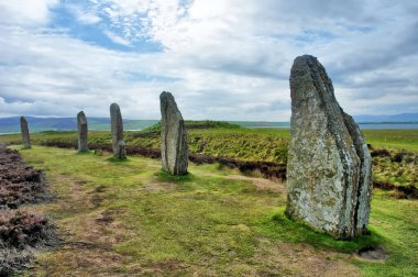  Brodgar Halkası, İskoçya 'nın Orkney şehrinde bulunan Neolitik Henge ve Taş Çemberi.                              