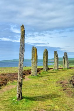  Brodgar Halkası, İskoçya 'nın Orkney şehrinde bulunan Neolitik Henge ve Taş Çemberi.                              