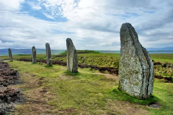 Brodgar Halkası, İskoçya 'nın Orkney şehrinde bulunan Neolitik Henge ve Taş Çemberi.                              