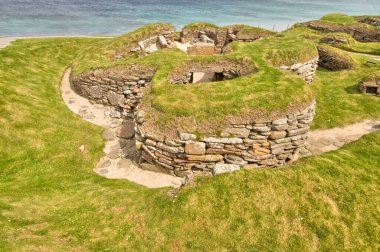  Skara Brae, İskoçya 'nın Orkney takımadasındaki Neolitik köyü tamamladı.                              