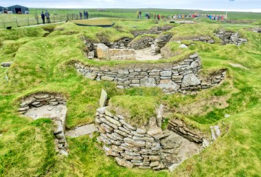 Skara Brae, İskoçya 'nın Orkney takımadasındaki Neolitik köyü tamamladı.                              