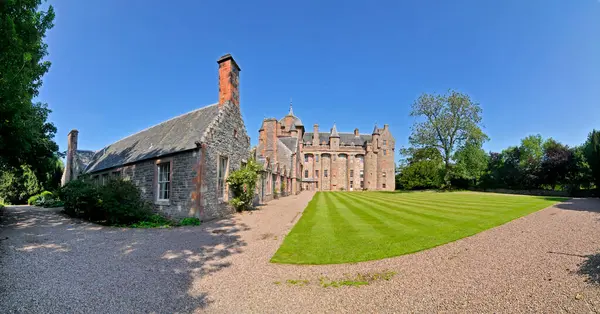 Thirlestane Şatosu İskoçya 'daki Lauderdale Kontlarının ortaçağ ikametgahı