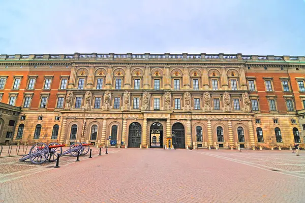 Stockholm Sarayı, ya da Kraliyet Sarayı resmi konutu ve İsveç hükümdarlığının büyük kraliyet sarayı.