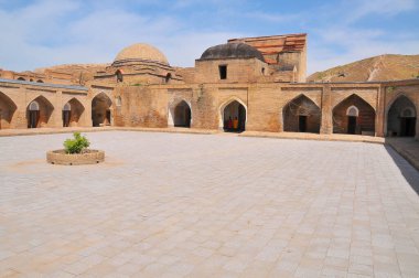 Hissar köyü Tacikistan 'daki eski ortaçağ kalesi ve medresesi.