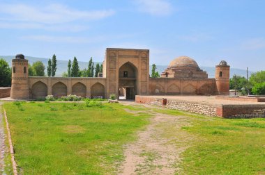 Hissar köyü Tacikistan 'daki eski ortaçağ kalesi ve medresesi.